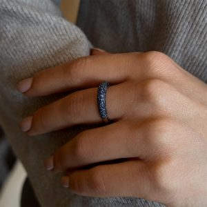 תכשיטים בשיבוץ ספירים כחולים: טבעת ספירים חצי איטרניטי 3 שורות RI1390.1.18.28