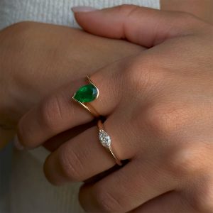 Gemstone Jewelry: Pear Shape Emerald Ring - 2 Carat RI0084.5.21.27