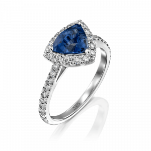 תכשיטים בשיבוץ ספירים כחולים: טבעת ספיר משולש ויהלומים RI2700.1.00.00