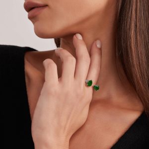 Emerald-Jewelry: Pear Shape Emerald & Diamonds Ring RI3701.1.26.08